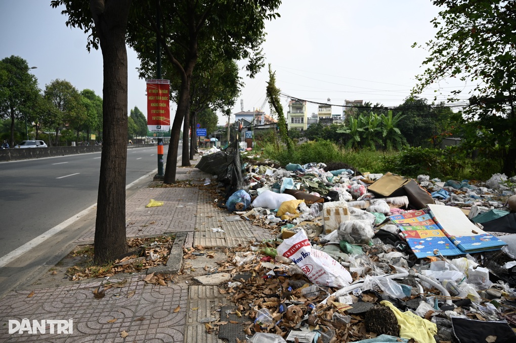 Bãi rác tự phát bốc mùi nồng nặc ven đại lộ Phạm Văn Đồng ở TPHCM - 3