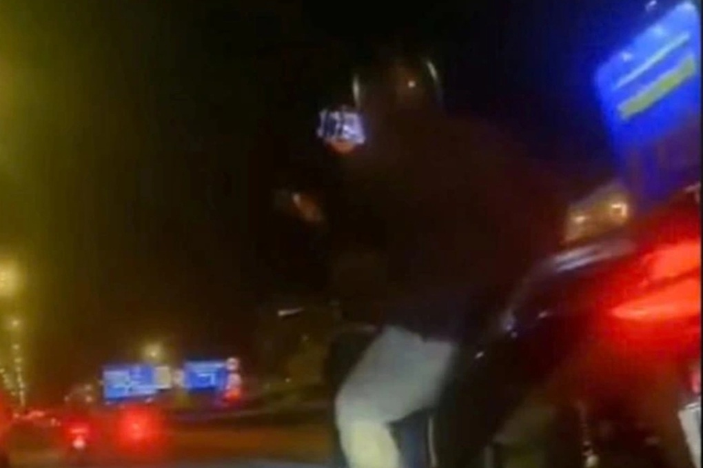 Nam thanh niên bị xử phạt vì sử dụng điện thoại khi đi xe máy - 1