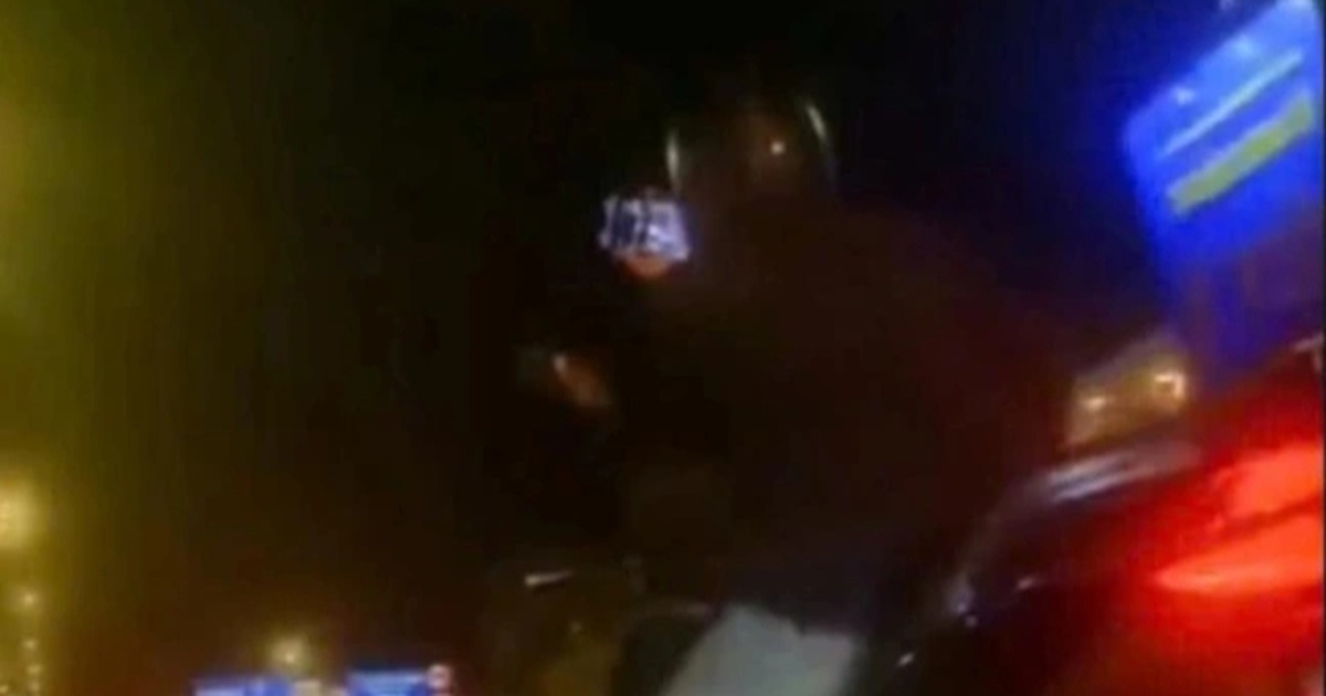 Nam thanh niên bị xử phạt vì sử dụng điện thoại khi đi xe máy