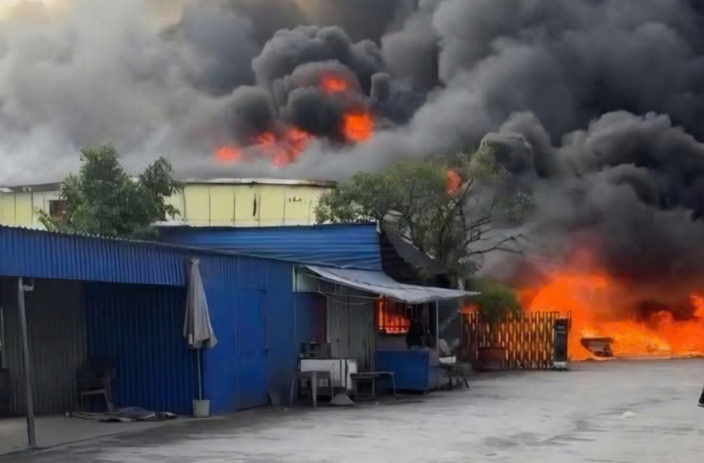 Cháy dữ dội ở xưởng giày da tại Tiên Lãng, khói bốc cao hàng chục mét - 1 Cháy dữ dội ở xưởng giày da tại Tiên Lãng, khói bốc cao hàng chục mét - 1