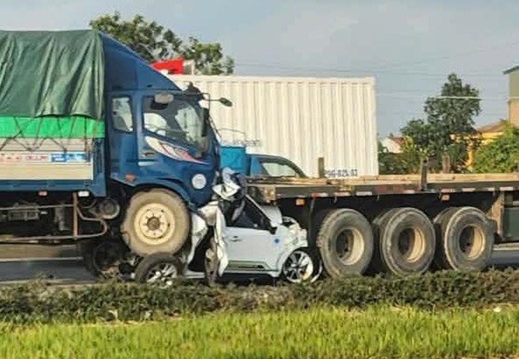 Tai nạn liên hoàn 7 ô tô trên Quốc lộ 5, hai người thiệt mạng - 1