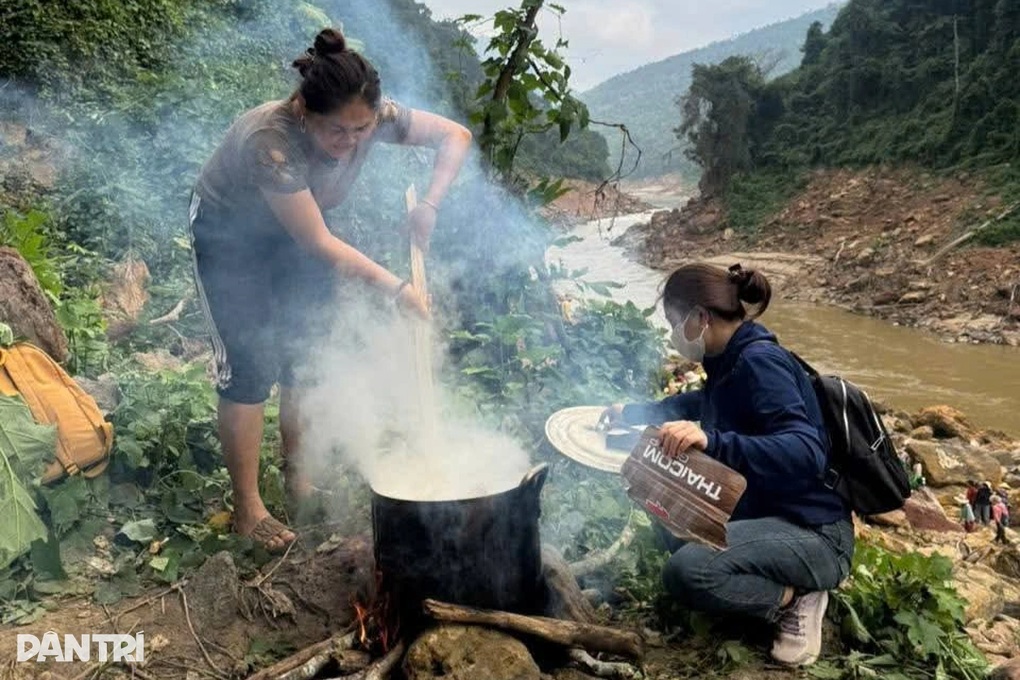 Huy động hơn 300 người mở đường, dọn dẹp đống đổ nát sau bão lũ - 3