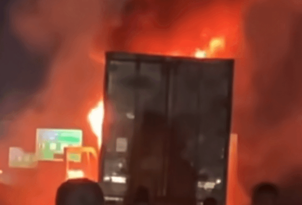 Ô tô đầu kéo chở thanh long bốc cháy trên cao tốc, giao thông gián đoạn - 1