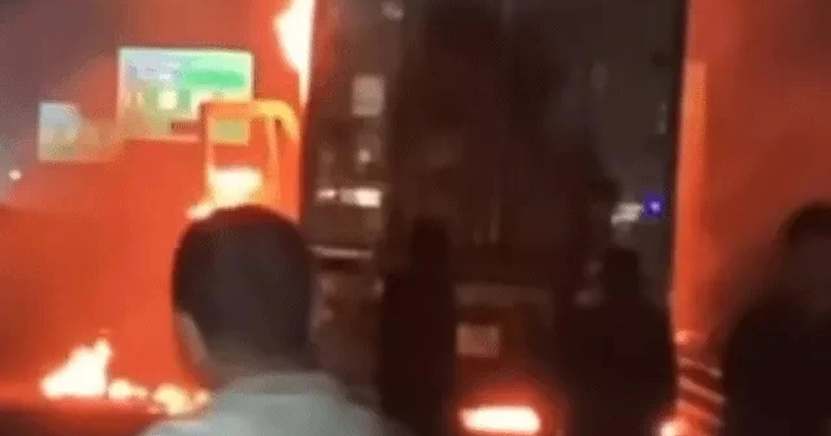 Ô tô đầu kéo chở thanh long bốc cháy trên cao tốc, giao thông gián đoạn