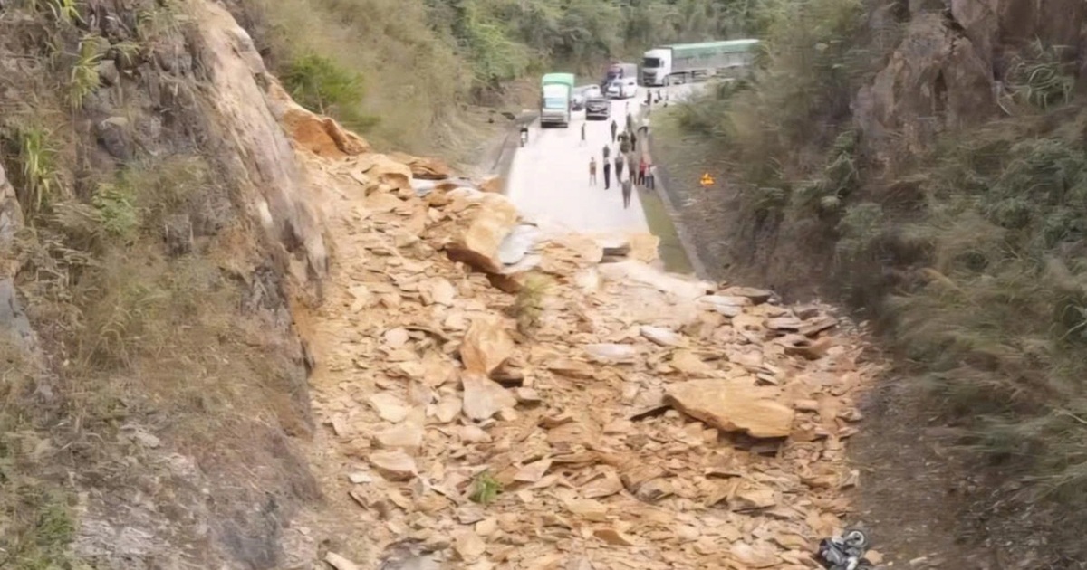 Khoảnh khắc đất đá đổ ập vùi lấp 5 người trên quốc lộ 6