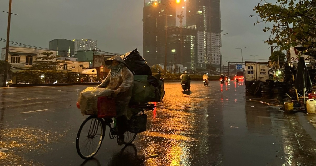 TPHCM mưa rào buổi tối, người đi đường đề phòng lốc, sét