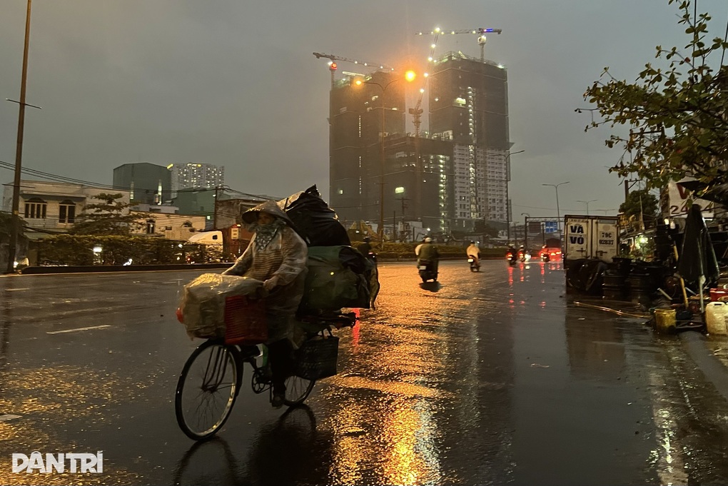 TPHCM mưa rào buổi tối, người đi đường đề phòng lốc, sét - 1 TPHCM mưa rào buổi tối, người đi đường đề phòng lốc, sét - 1