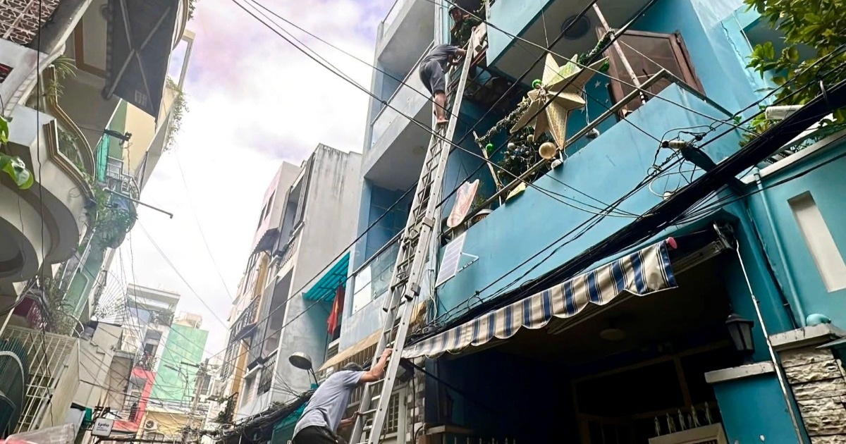 Cảnh sát giải cứu hai người mắc kẹt trong đám cháy ở TPHCM