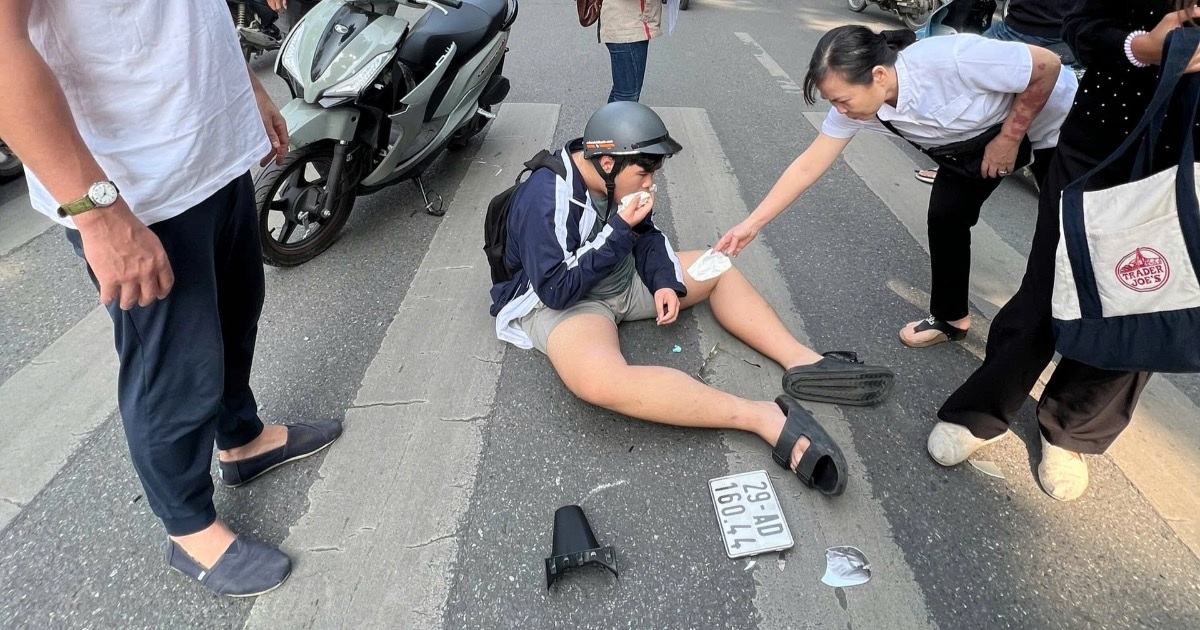 Dừng đèn đỏ ở hồ Gươm, nhiều người dân cùng xe cộ bị xe máy đâm liên hoàn