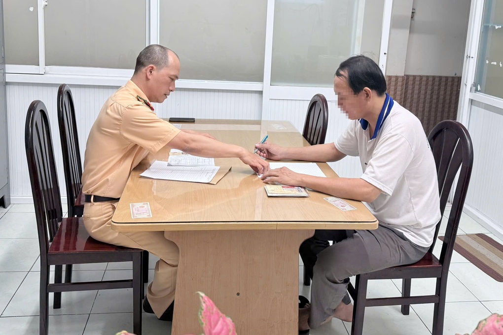 Xử phạt tài xế xe buýt vượt đèn đỏ ở TPHCM - 1 Xử phạt tài xế xe buýt vượt đèn đỏ ở TPHCM - 1