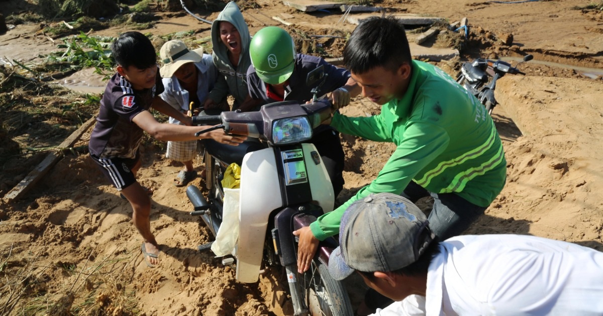 Lũ cuốn trôi đường, 13 hộ dân ở Lâm Đồng bị cô lập