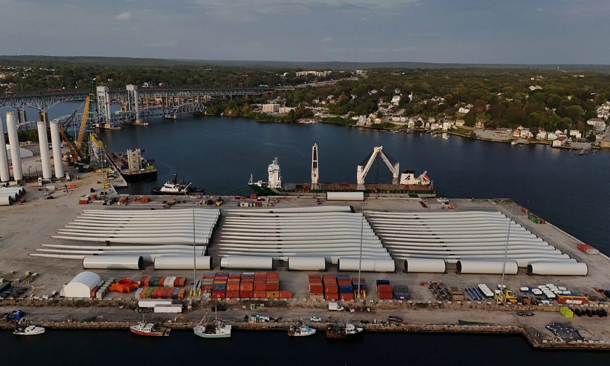 Ông Trump đình chỉ tất cả siêu dự án điện gió ngoài khơi