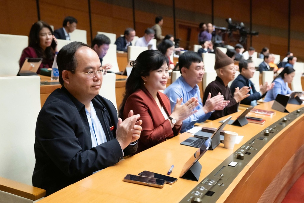 Dùng bộ SGK chung toàn quốc từ 2026, đến 2030 hoàn thành miễn phí SGK - 2