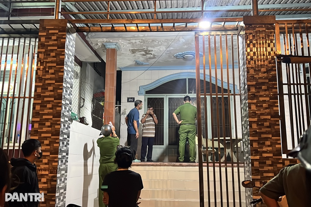 Thi thể người đàn ông đang phân hủy trong căn nhà ở TPHCM - 1