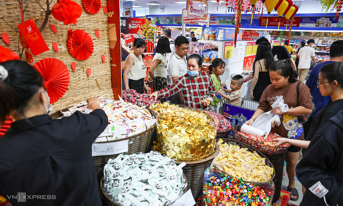 Nhiều người tiêu dùng dè dặt sắm Tết