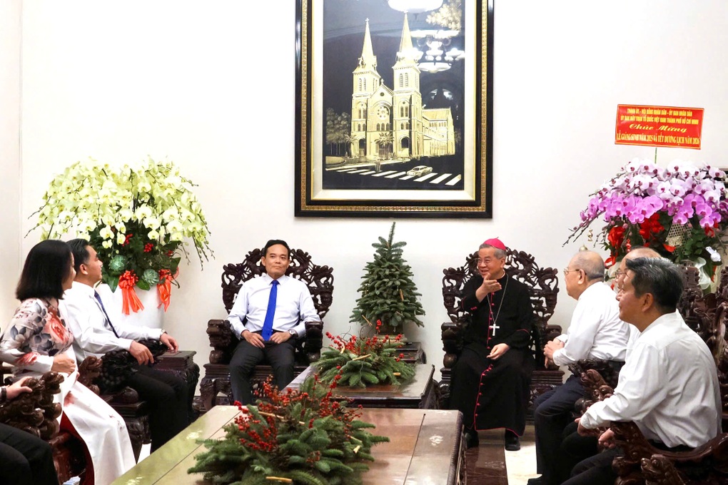 Bí thư Thành ủy TPHCM thăm, chúc mừng cá nhân tiêu biểu dịp Giáng sinh - 2 Bí thư Thành ủy TPHCM thăm, chúc mừng cá nhân tiêu biểu dịp Giáng sinh - 2