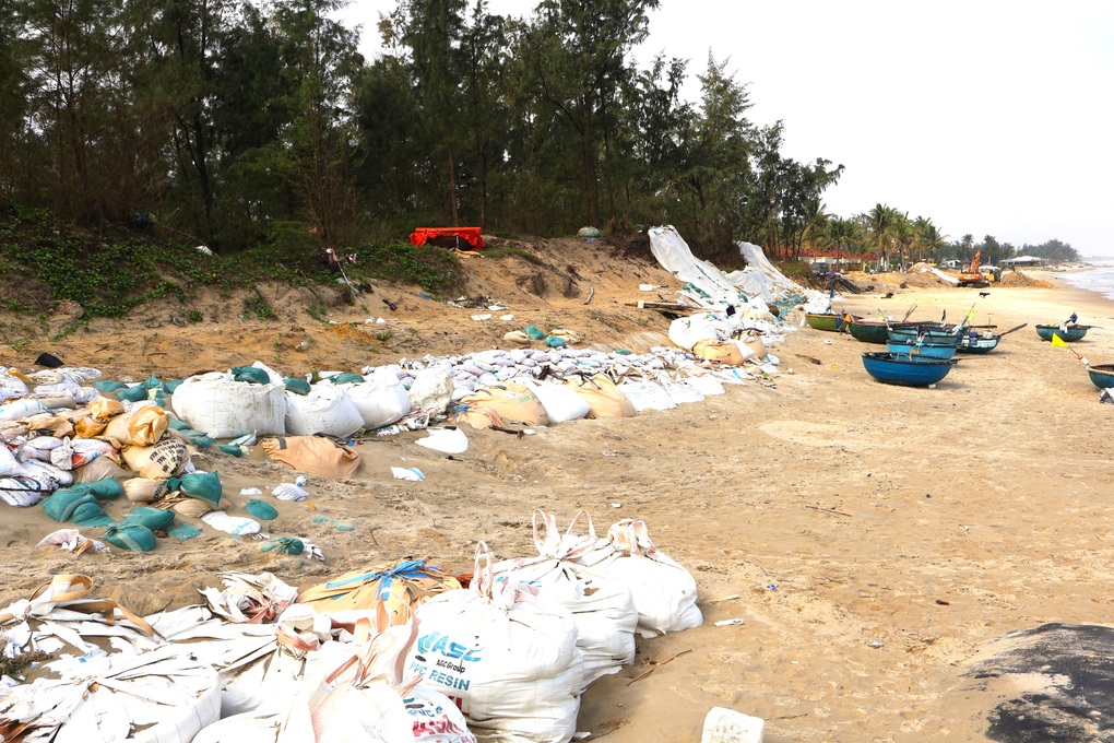 Bờ biển Hội An sạt lở nghiêm trọng, để lại cảnh quan nham nhở - 2