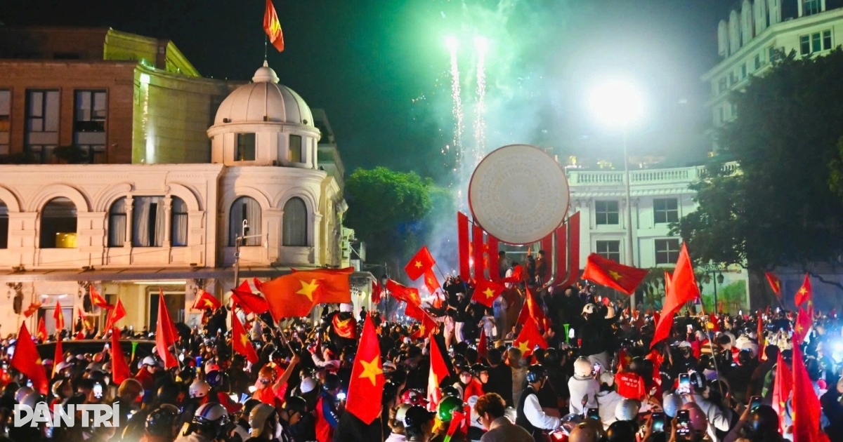 Đường phố ngập sắc đỏ sau chiến thắng ngoạn mục của U22 Việt Nam