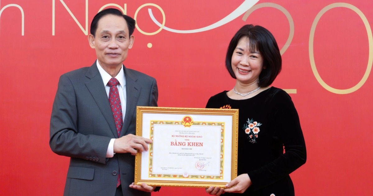 Báo Dân trí nhận bằng khen của Bộ trưởng Bộ Ngoại giao