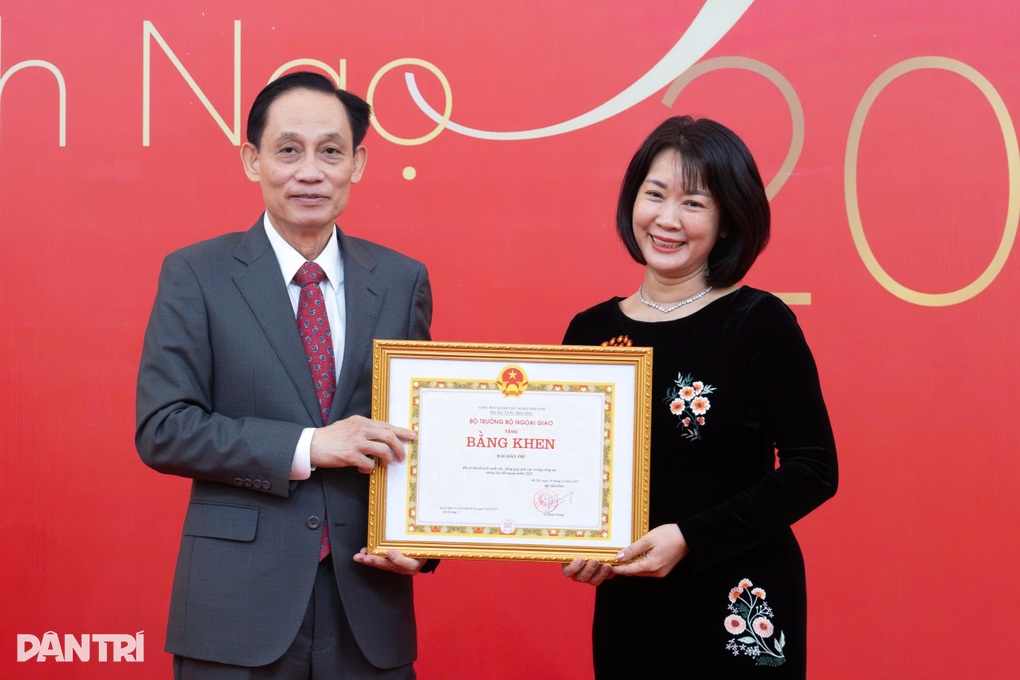 Báo Dân trí nhận bằng khen của Bộ trưởng Bộ Ngoại giao - 1 Báo Dân trí nhận bằng khen của Bộ trưởng Bộ Ngoại giao - 1