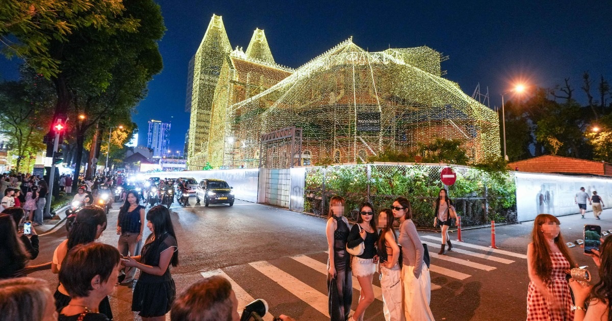 Check-in Giáng sinh dưới lòng đường, phố trung tâm TPHCM thêm hiểm nguy