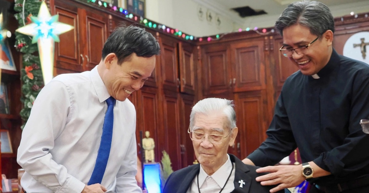 Bí thư Thành ủy TPHCM thăm, chúc mừng cá nhân tiêu biểu dịp Giáng sinh