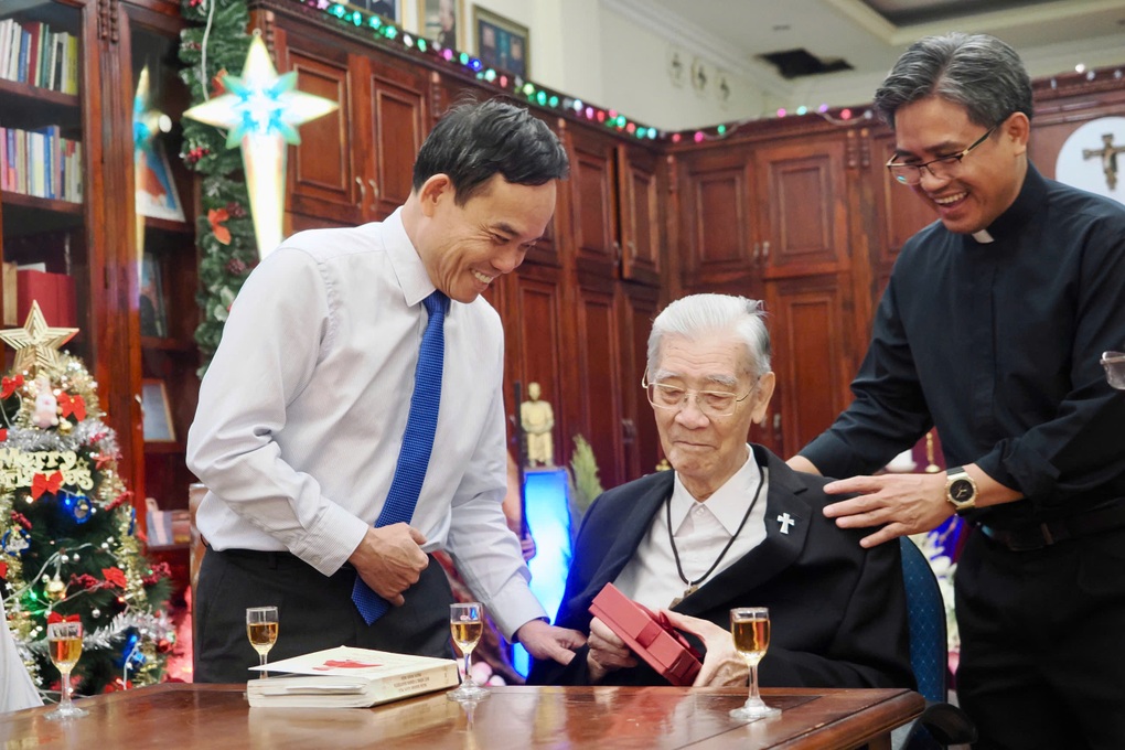 Bí thư Thành ủy TPHCM thăm, chúc mừng cá nhân tiêu biểu dịp Giáng sinh - 1 Bí thư Thành ủy TPHCM thăm, chúc mừng cá nhân tiêu biểu dịp Giáng sinh - 1