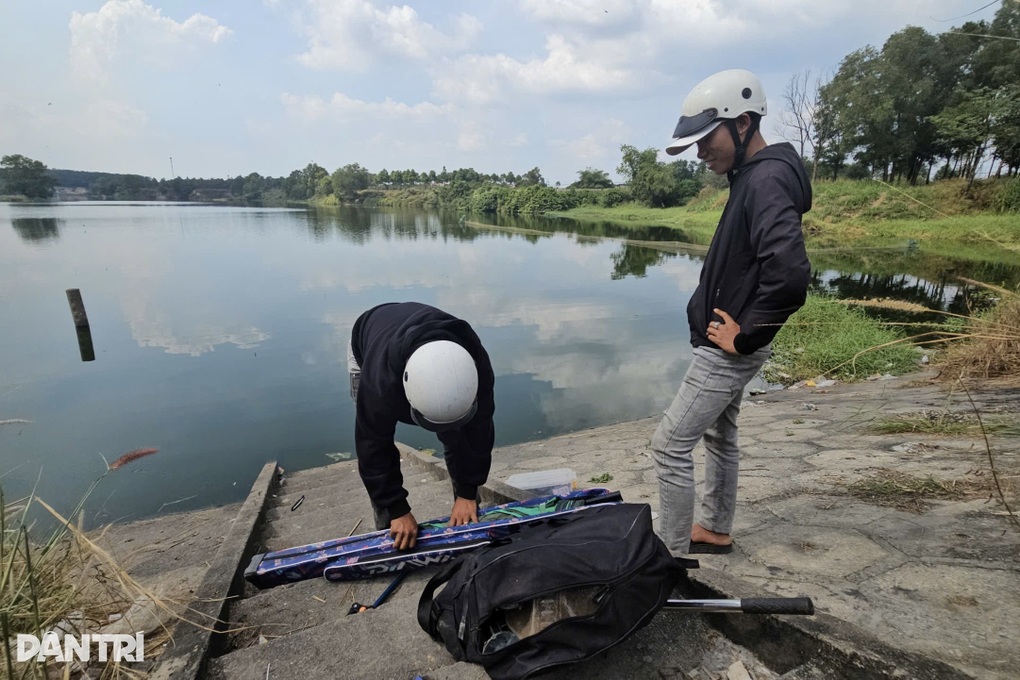 Cần thủ câu trúng thi thể nam giới dưới hồ nước ở TPHCM - 2 Cần thủ câu trúng thi thể nam giới dưới hồ nước ở TPHCM - 2