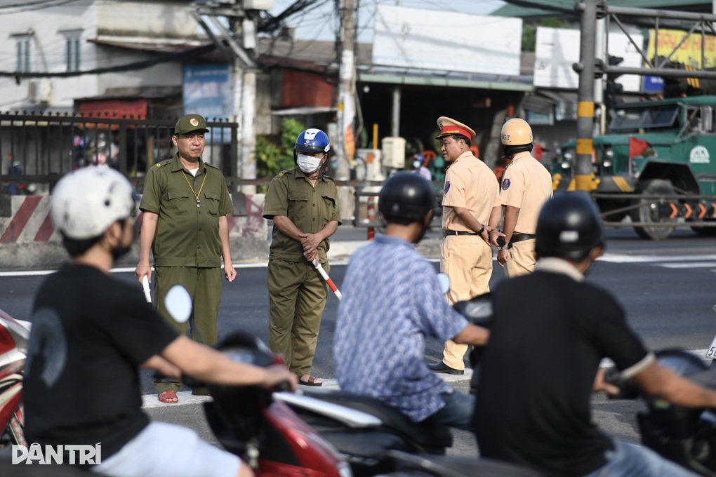 Ngày đầu thay đổi giờ mở giao lộ ở TPHCM, xe máy không còn đi ngược chiều - 2 Ngày đầu thay đổi giờ mở giao lộ ở TPHCM, xe máy không còn đi ngược chiều - 2