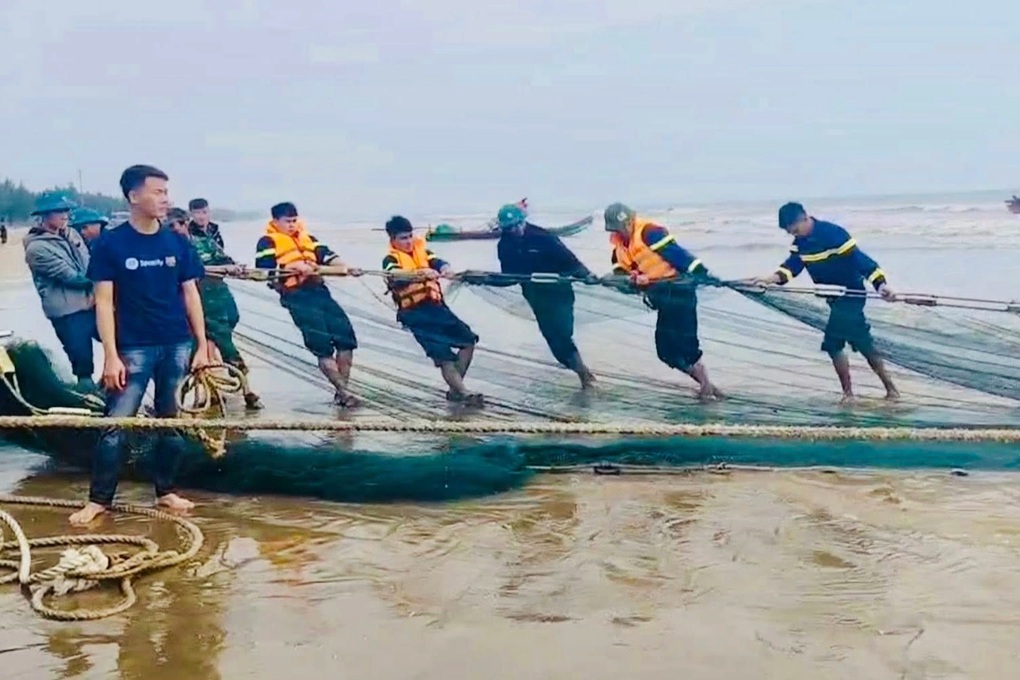 Tìm kiếm ngư dân Thanh Hóa rơi xuống biển mất tích - 1 Tìm kiếm ngư dân Thanh Hóa rơi xuống biển mất tích - 1