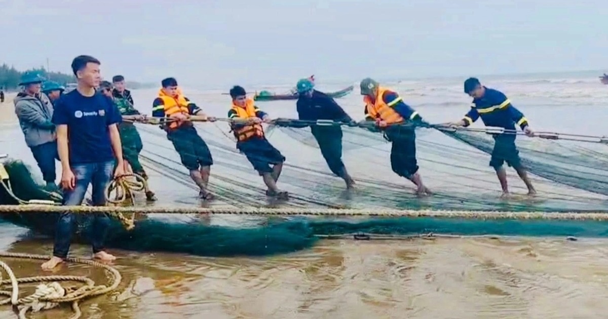 Tìm kiếm ngư dân Thanh Hóa rơi xuống biển mất tích