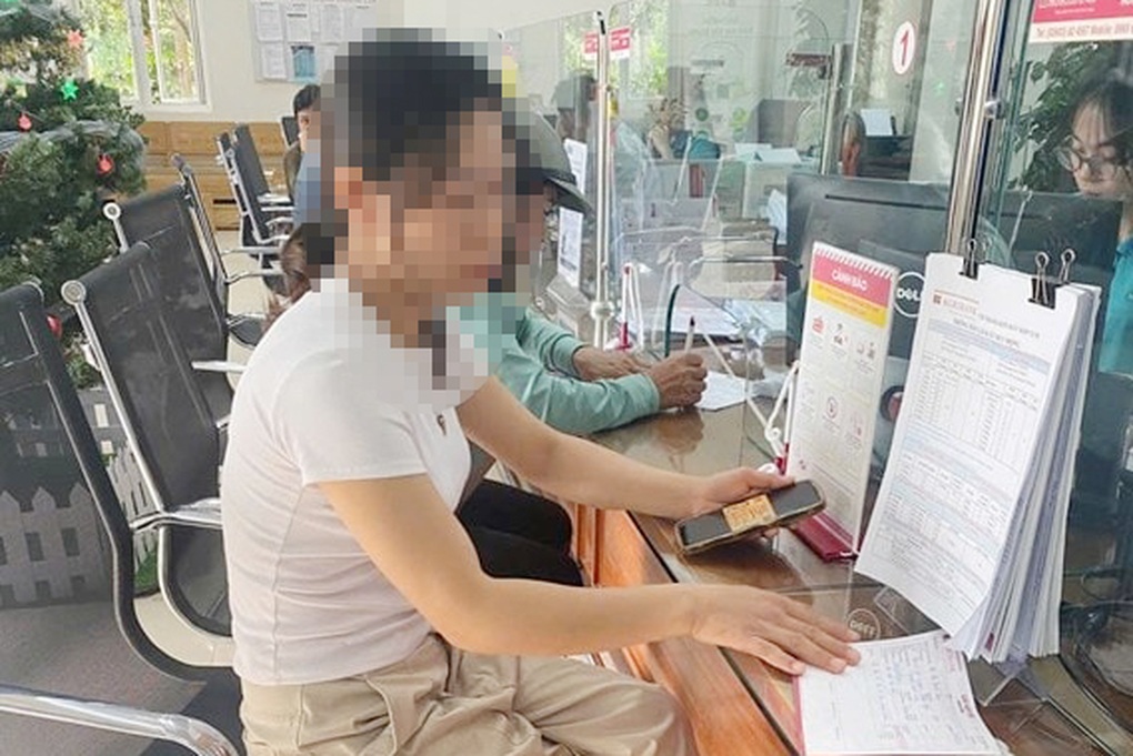 Bất ngờ nhận 40 triệu đồng từ tài khoản lạ, một phụ nữ báo công an - 1