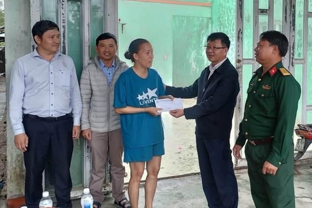 Lốc xoáy bất ngờ quét qua hai khu dân cư ở Đà Nẵng - 2 Lốc xoáy bất ngờ quét qua hai khu dân cư ở Đà Nẵng - 2