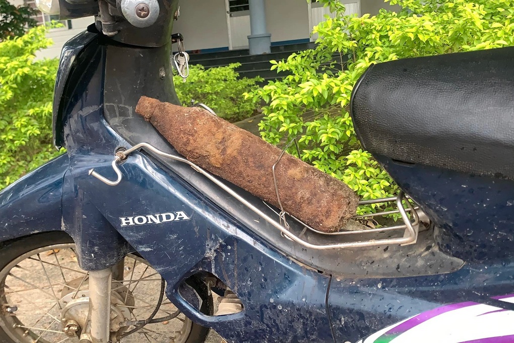 Người đàn ông chở vật nghi là đạn pháo chưa nổ... đến thẳng trụ sở công an - 1