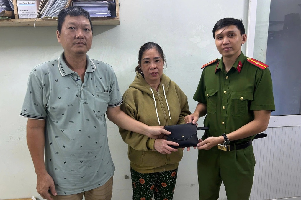 Nhặt chiếc ví chứa nhiều vàng, người đàn ông giao nộp cho công an ở TPHCM - 1