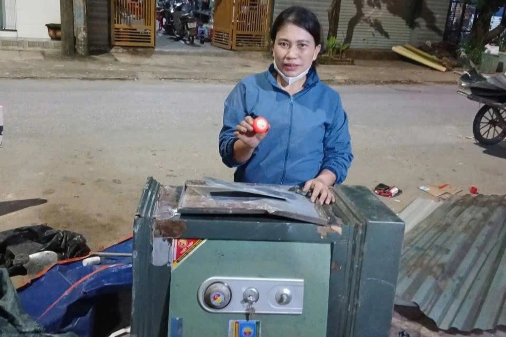 Người phụ nữ nhặt được 5,5 chỉ vàng trong chiếc két sắt cũ - 1