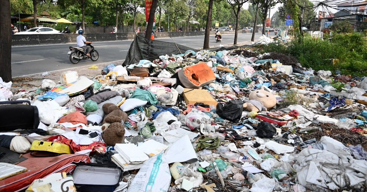 Bãi rác tự phát bốc mùi nồng nặc ven đại lộ Phạm Văn Đồng ở TPHCM