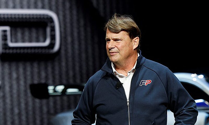 CEO Ford ‘tỉnh mộng’ xe điện