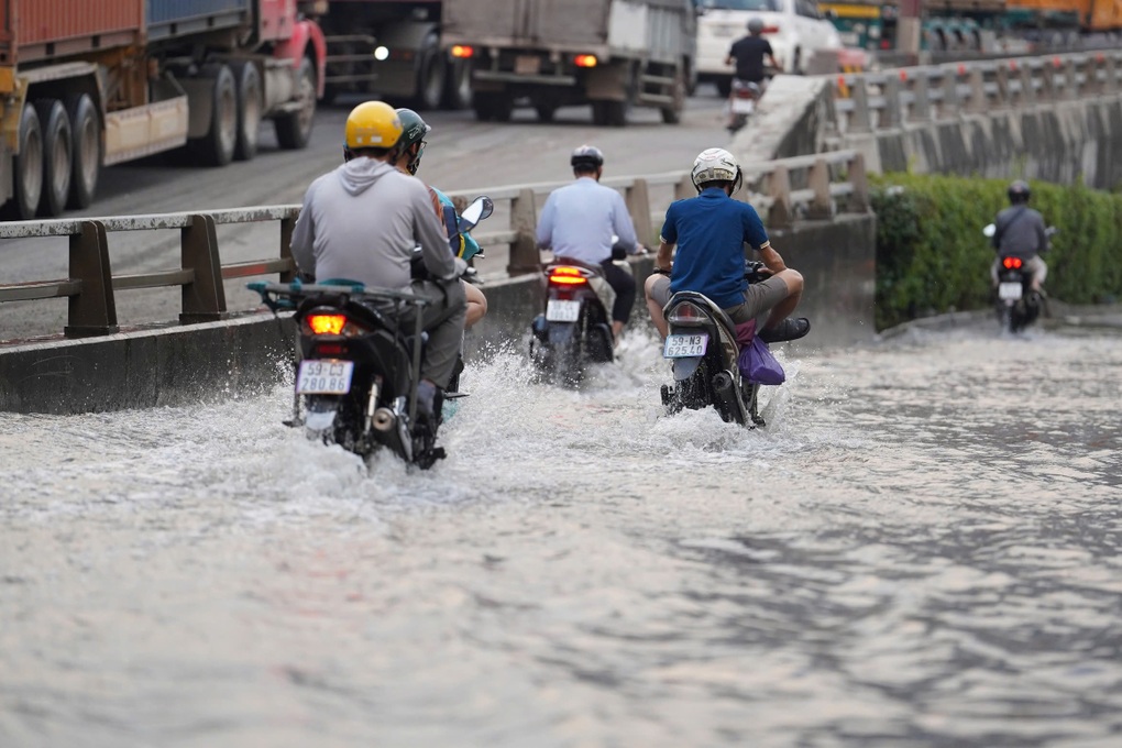 Đường phố ở TPHCM ngập sâu trong đêm triều cường đạt đỉnh - 1 Đường phố ở TPHCM ngập sâu trong đêm triều cường đạt đỉnh - 1