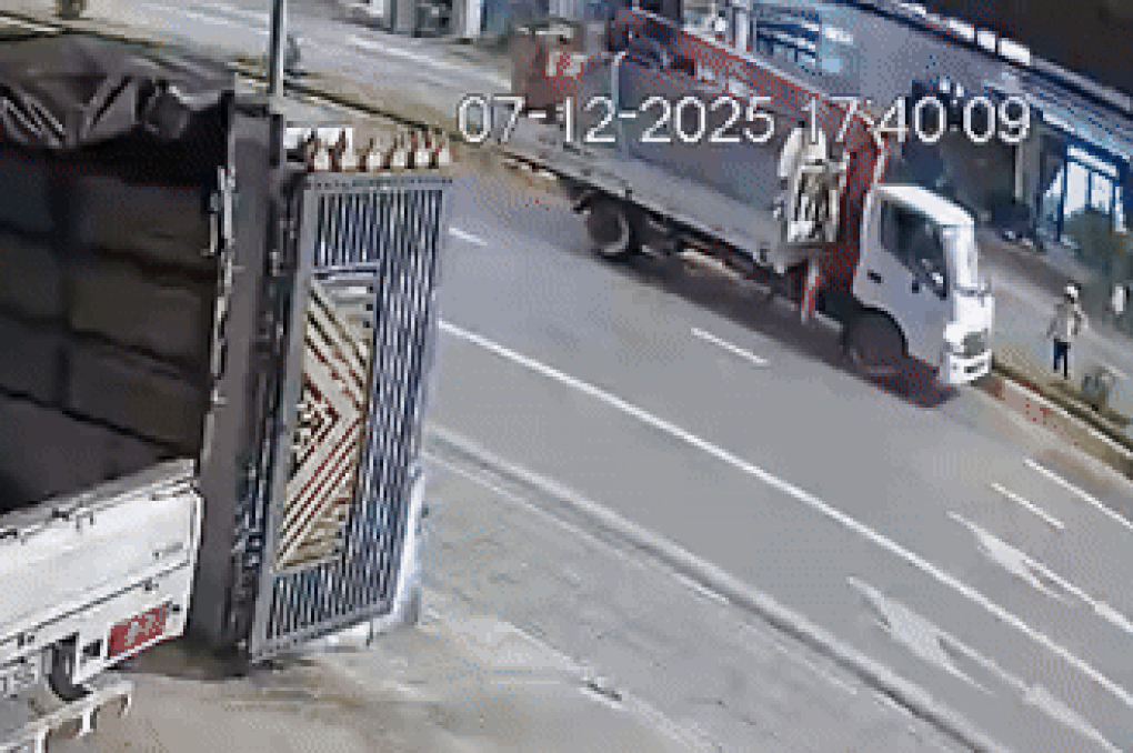 Người đi xe máy tử vong khi tông vào xe bồn đang tưới cây - 2 Người đi xe máy tử vong khi tông vào xe bồn đang tưới cây - 2