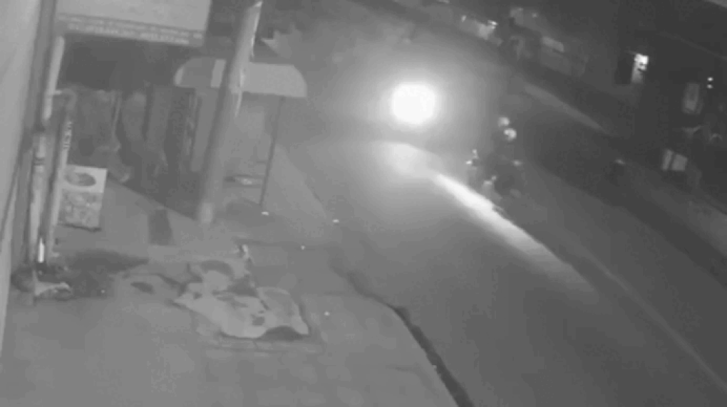 Hai thanh niên chặn xe, đánh người giữa đường ở TPHCM - 1 Hai thanh niên chặn xe, đánh người giữa đường ở TPHCM - 1