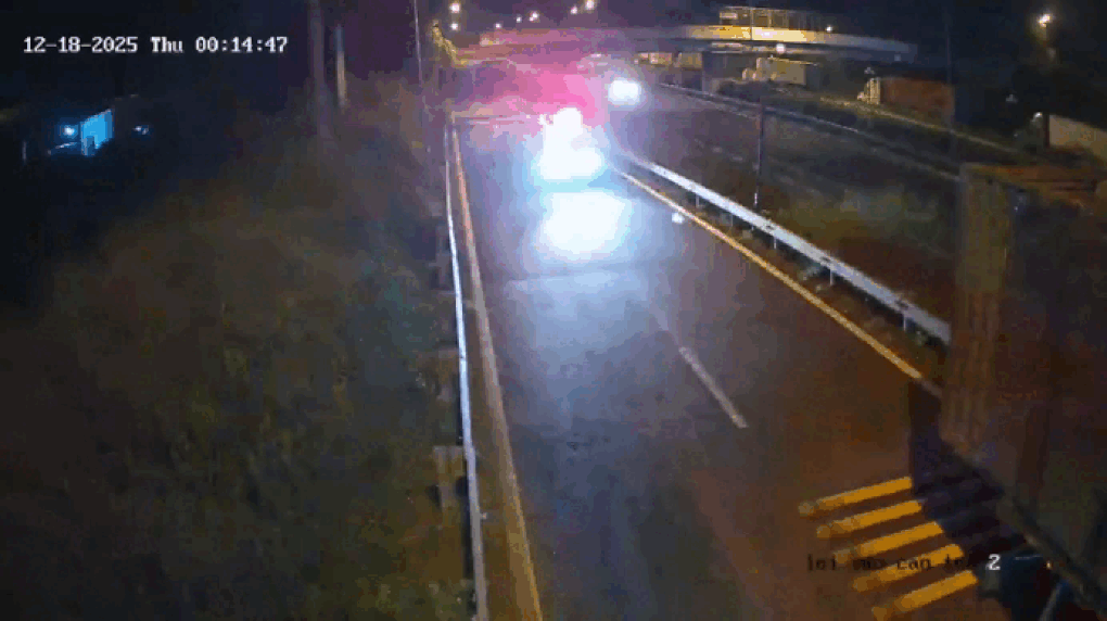 Tài xế xe cứu thương bật tín hiệu ưu tiên trái phép trên cao tốc nối TPHCM - 3