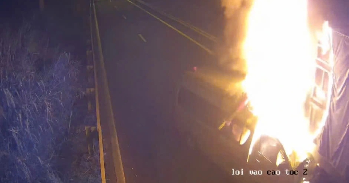 Khoảnh khắc xe cứu thương bốc cháy trên cao tốc Long Thành – Dầu Giây