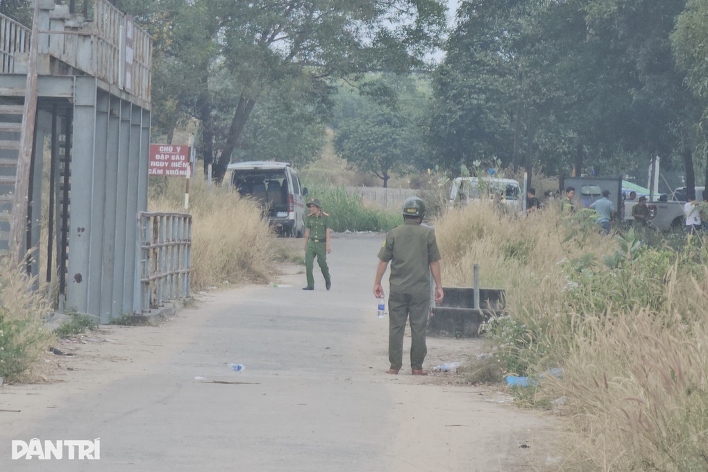 Cần thủ câu trúng thi thể nam giới dưới hồ nước ở TPHCM - 1 Cần thủ câu trúng thi thể nam giới dưới hồ nước ở TPHCM - 1