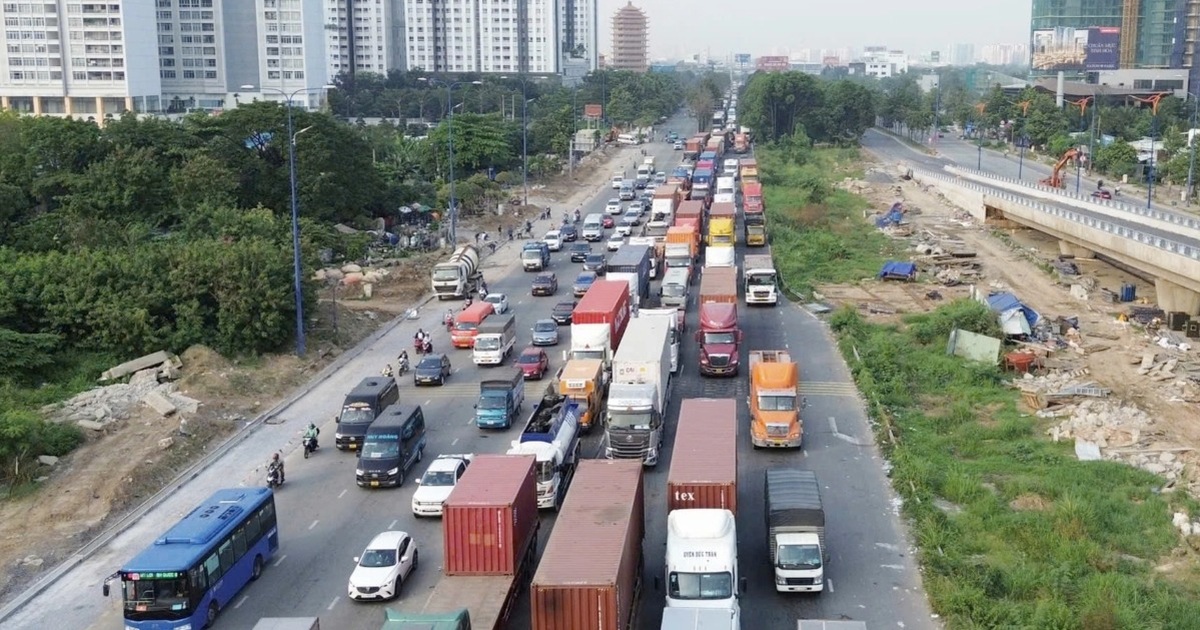 Người dân đi chơi dịp Tết Dương lịch, cửa ngõ TPHCM ùn ứ