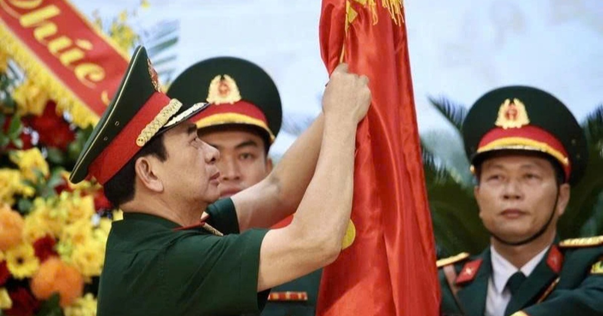 Đại tướng Phan Văn Giang trao Huân chương Bảo vệ Tổ quốc cho Quân khu 7