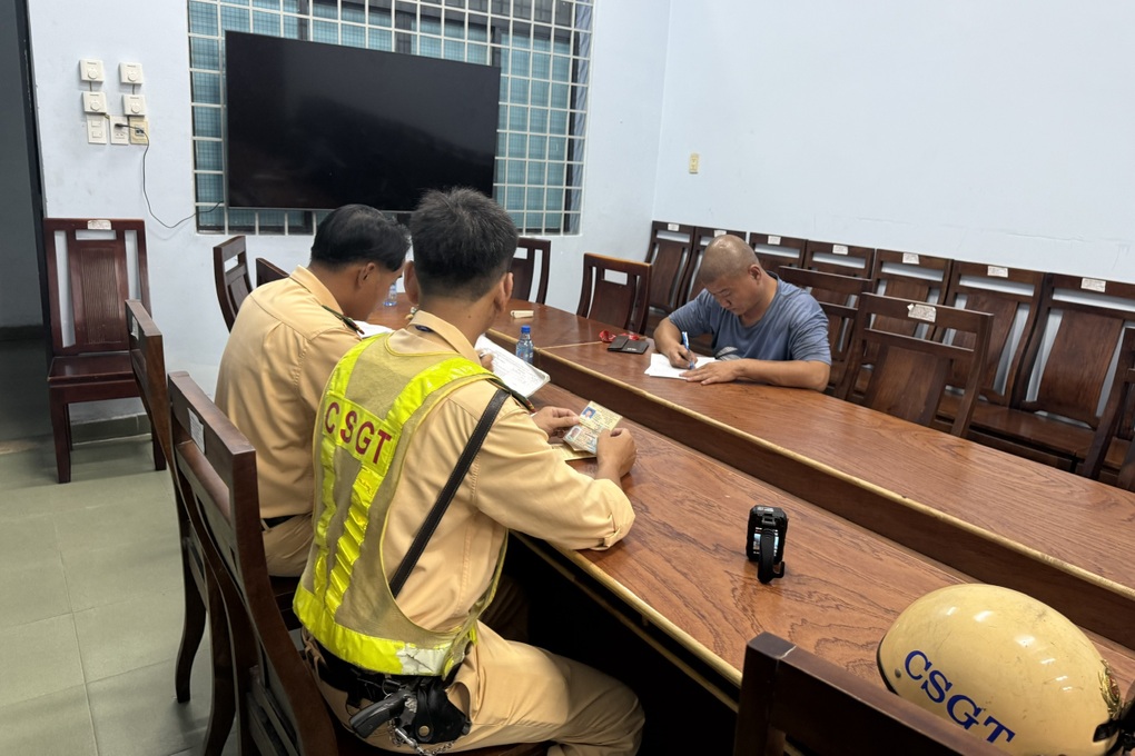 Tài xế khai lý do lái xe đầu kéo đi ngược chiều ở TPHCM - 1 Tài xế khai lý do lái xe đầu kéo đi ngược chiều ở TPHCM - 1