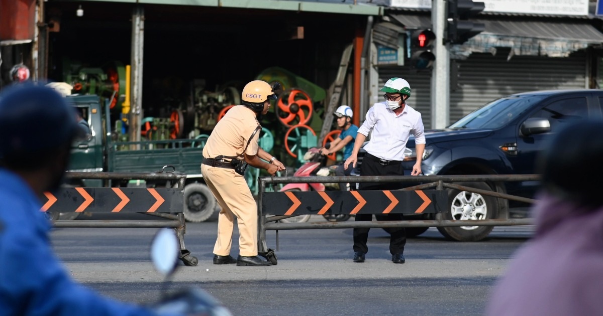 Ngày đầu thay đổi giờ mở giao lộ ở TPHCM, xe máy không còn đi ngược chiều