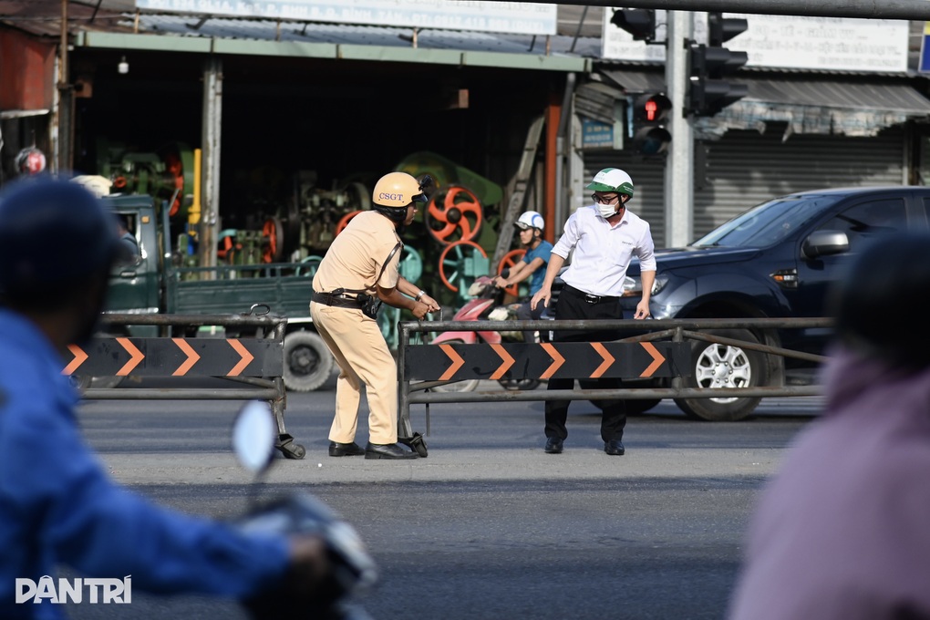 Ngày đầu thay đổi giờ mở giao lộ ở TPHCM, xe máy không còn đi ngược chiều - 1 Ngày đầu thay đổi giờ mở giao lộ ở TPHCM, xe máy không còn đi ngược chiều - 1