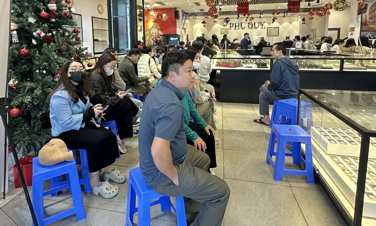 Nhiều người đi mua vàng khi giá giảm gần 4 triệu đồng